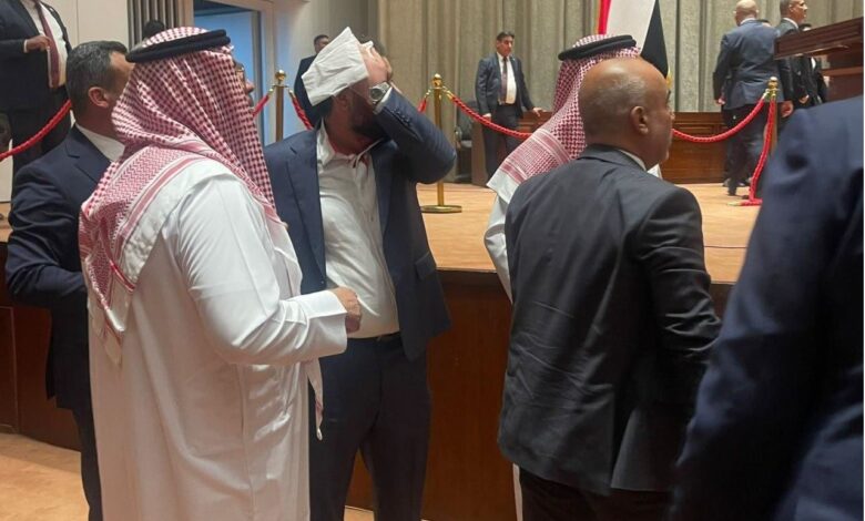 هيبت الحلبوسي يضمد رأسه بمنديل بعد الاعتداء