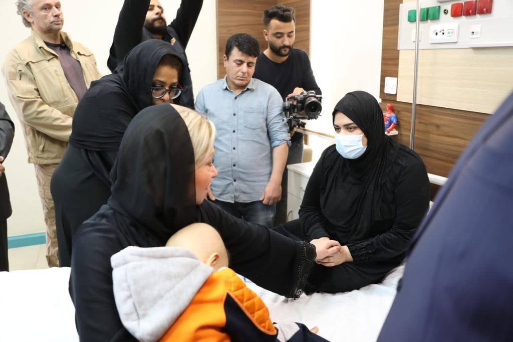 خاص لــ”جريدة”: بلاسخارت تعانق طفلاً مصاباً في بـالسرطان