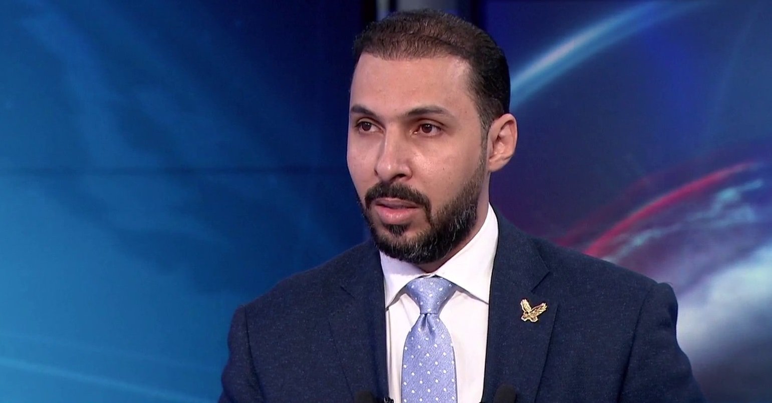 قانوني متهكماً: قرار الصلاة أثناء الدوام يضاف إلى 9 إنجازات سابقة!