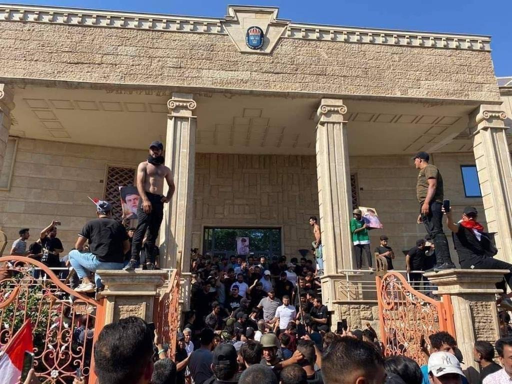 مراسلنا .. محتجون غاضبون يقتحمون السفارة السويدية في بغداد (صورة)