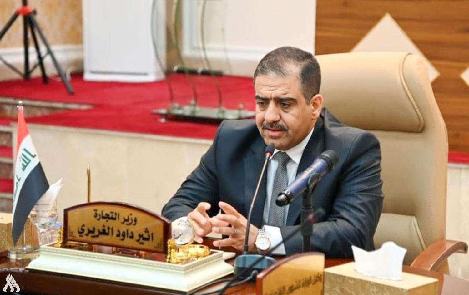 قانوني: عقوبة وزير التجارة الحبس سنة بعد تجاوزه على رجل مُسن (صورة)