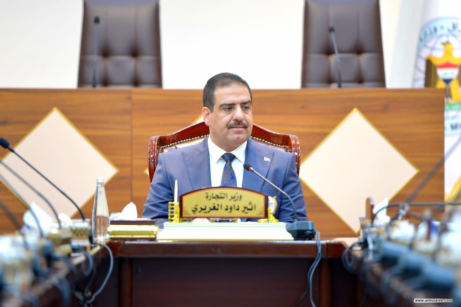 بسبب أسلوبه مع المراجعين.. مطالبات نيابية بإقالة وزير التجارة