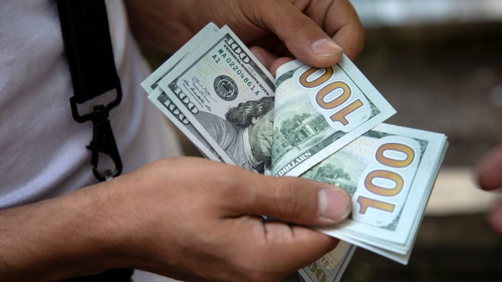 ضغط كبير على منافذ بيع الدولار للحجاج.. والإقليم بانتظار الخدمة