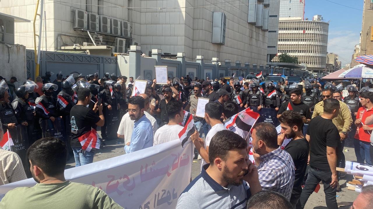 الدولار يُشعل بغداد.. مواطن يهدد بحرق مصرف وشركات الصرافة تغلق شارع الرشيد