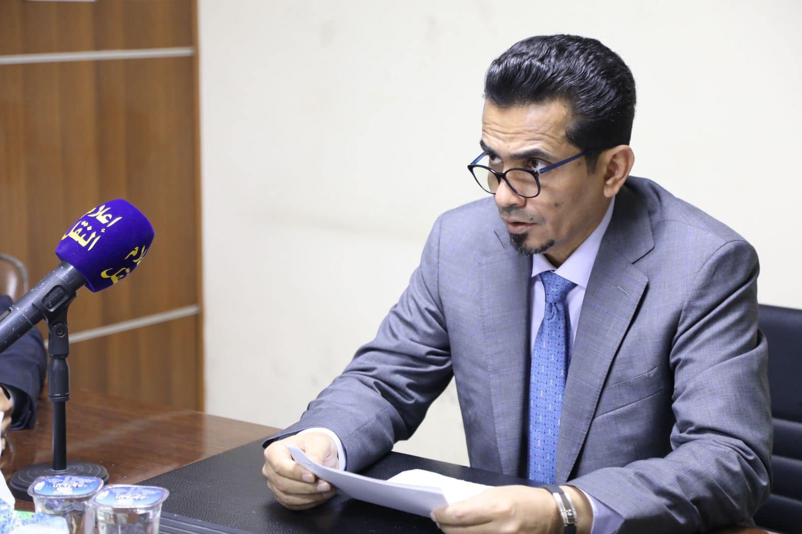 “مظلة”وزير النقل “تُشعل” مواقع التواصل وانتقادات حادة!