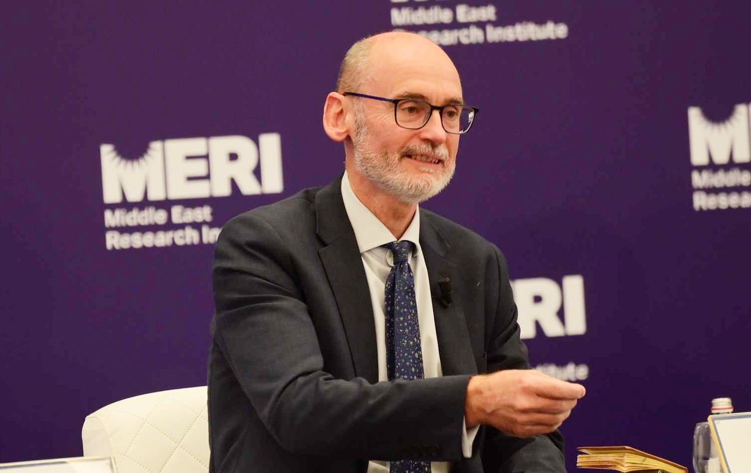 في حوارٍ مع جريدة.. السفير البريطاني يُحذر: هذا ما سيجُر العراق إلى “الصراع الإقليمي”