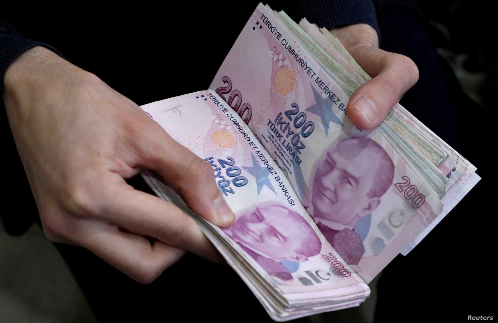 إقتصادي عراقي يعلق بشأن رفع تركيا الفائدة إلى 50%