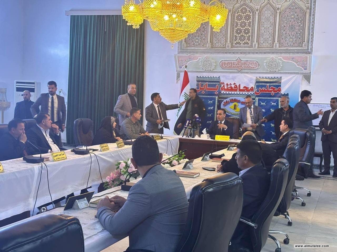 “ألعب بيكم طوبة”.. جلسةٌ صاخبة مليئة بالصراخ داخل بلدية القاسم في بابل