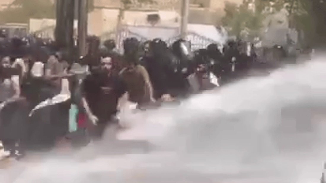 غضب شعبي من قمع متظاهري المهن الطبية والصحية في بغداد.. أين الحكومة؟