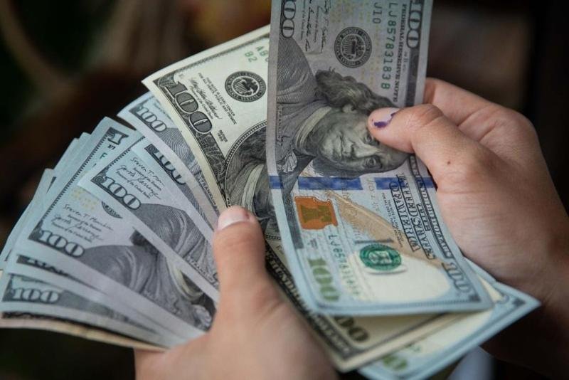 4 عوامل وراء استمرار تذبذب أسعار الدولار بالعراق