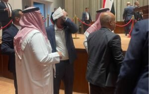 هيبت الحلبوسي يضمد رأسه بمنديل بعد الاعتداء