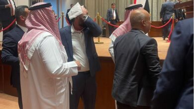 هيبت الحلبوسي يضمد رأسه بمنديل بعد الاعتداء