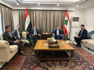 أعضاء المجموعة العراقية مع السفير اللبناني