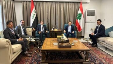 أعضاء المجموعة العراقية مع السفير اللبناني