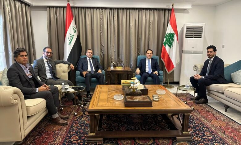 أعضاء المجموعة العراقية مع السفير اللبناني