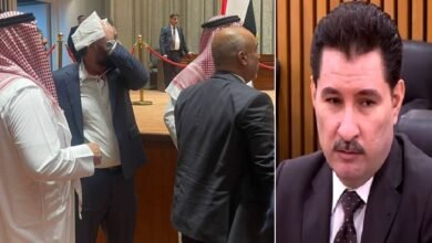 هيبت الحلبوسي يضمد رأسه بمنديل بعد الاعتداء