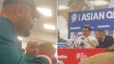 على اليسار المتحدث باسم وزارة التربية وعلى اليمين كاساس جالس في الوسط