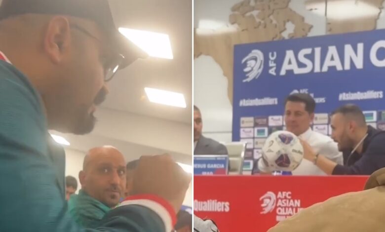 على اليسار المتحدث باسم وزارة التربية وعلى اليمين كاساس جالس في الوسط