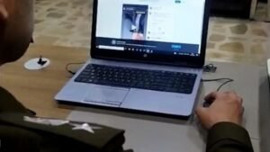 عنصر أمن يتابع مواقع التواصل (أرشيف)