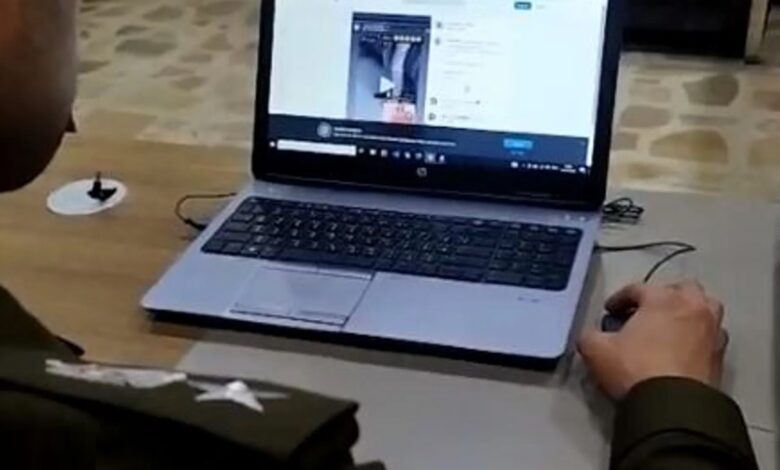 عنصر أمن يتابع مواقع التواصل (أرشيف)