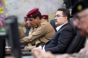 السوداني خلال اجتماع مع قادة الجيش (أرشيف)