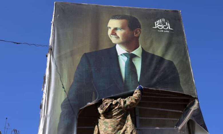 تمزيق صورة الأسد (أرشيف)