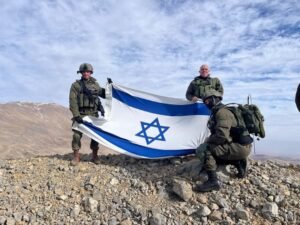 جنود يرفعون العلم الإسرائيلي على قمة جبل الشيخ السوري