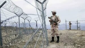 جندي إيراني يحرس حدود بلاده (أرشيف)