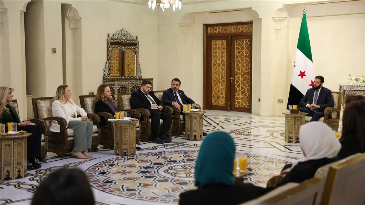 بشأن “زوجة الشرع”.. صحفي عراقي يرد على باسم خشان بآية من سورة النور!