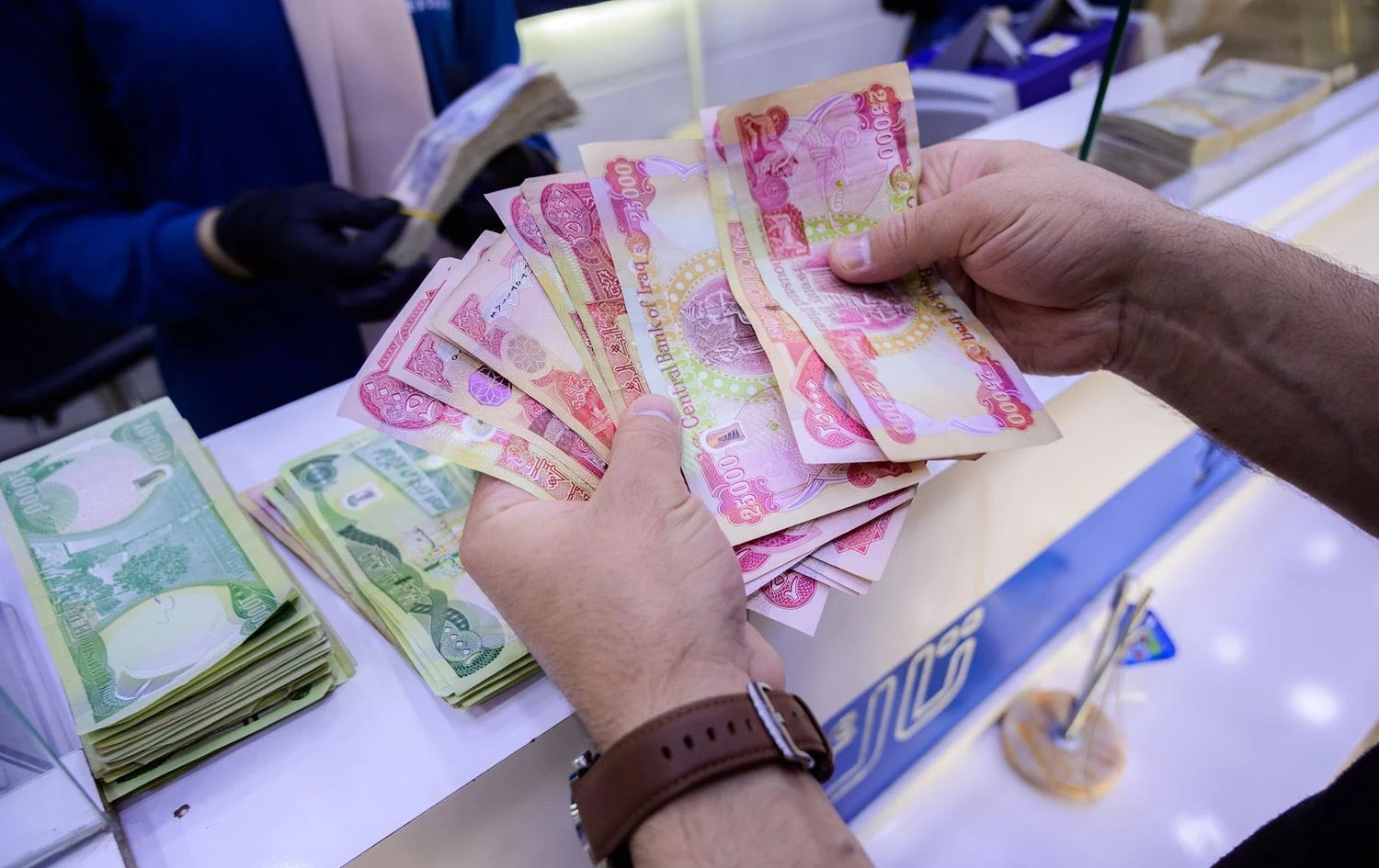 أزمة الرواتب تتصاعد.. موظفو أكثر من 10 وزارات وهيئات حكومية ينتظرون مستحقاتهم: القلق يتصاعد!