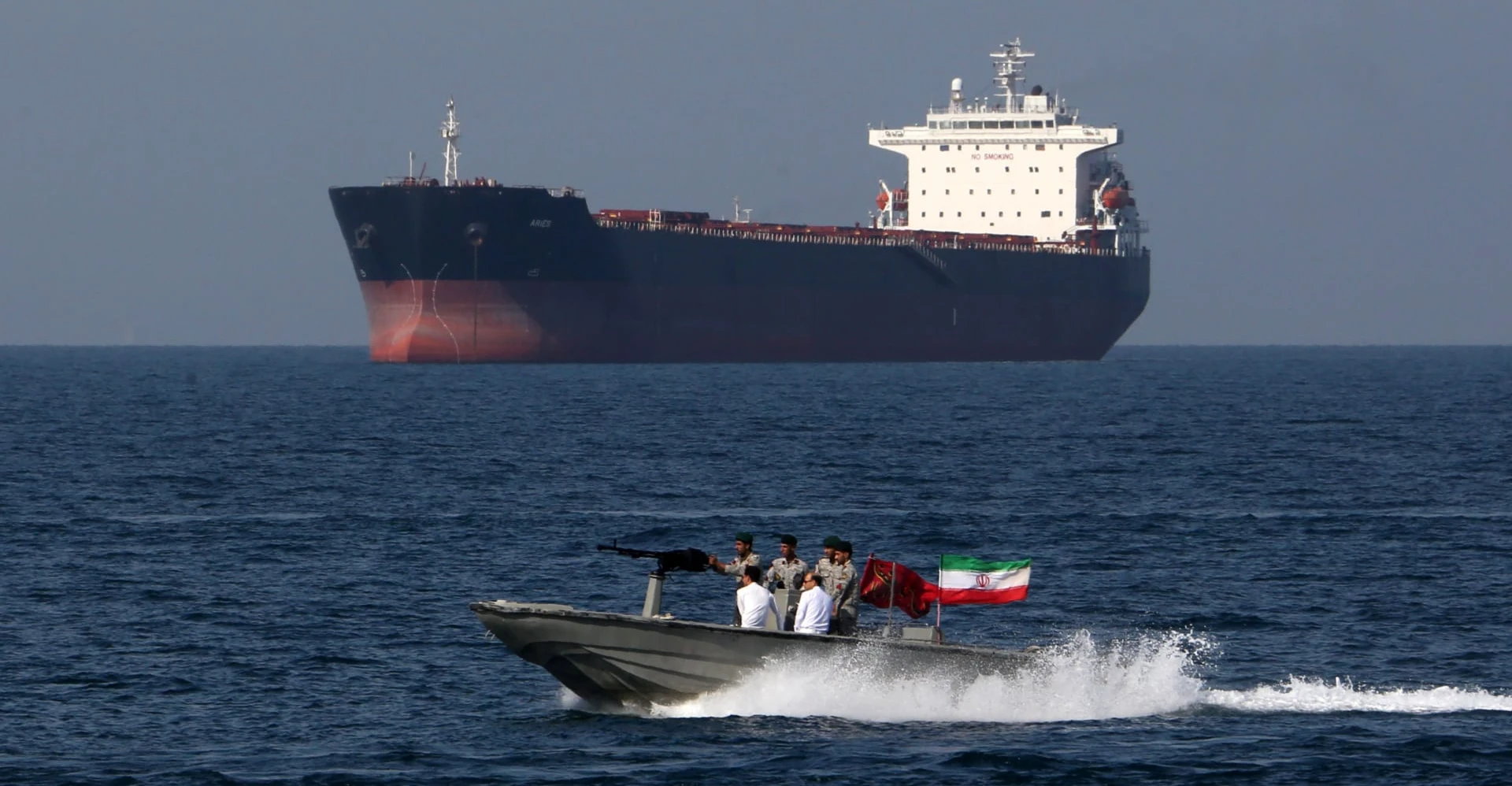 عزل جوي “يخنق إيران”.. طهران تُحاصر من الجو والبحر وتفقد أوراق المناورة!